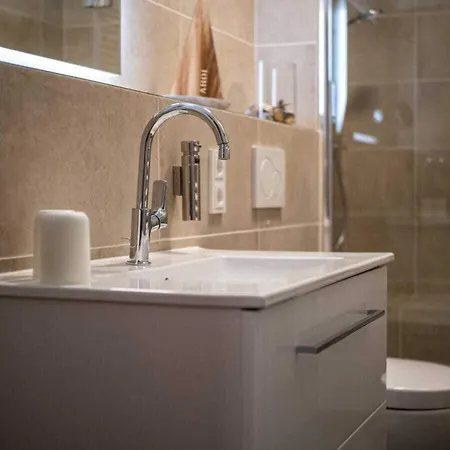With 1 Bedroom * ווסטרלנד